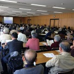 尾張白山から御嶽山を望み,入鹿池を眼下に見る場面