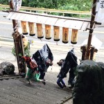 高原に獅子が舞う