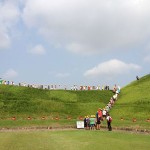 一礼をもって古墳との会話がはじまる場面