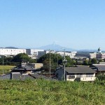 天空の山を仰ぎ見る場面