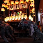 城下町に光が練り歩く
