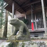山間の神