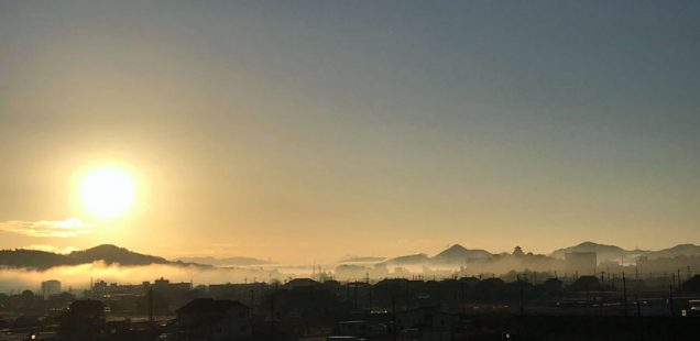 霧の白山平